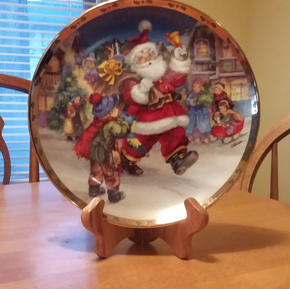 NWOB Santa Plate Danbury Mint Ringing in the Holidays